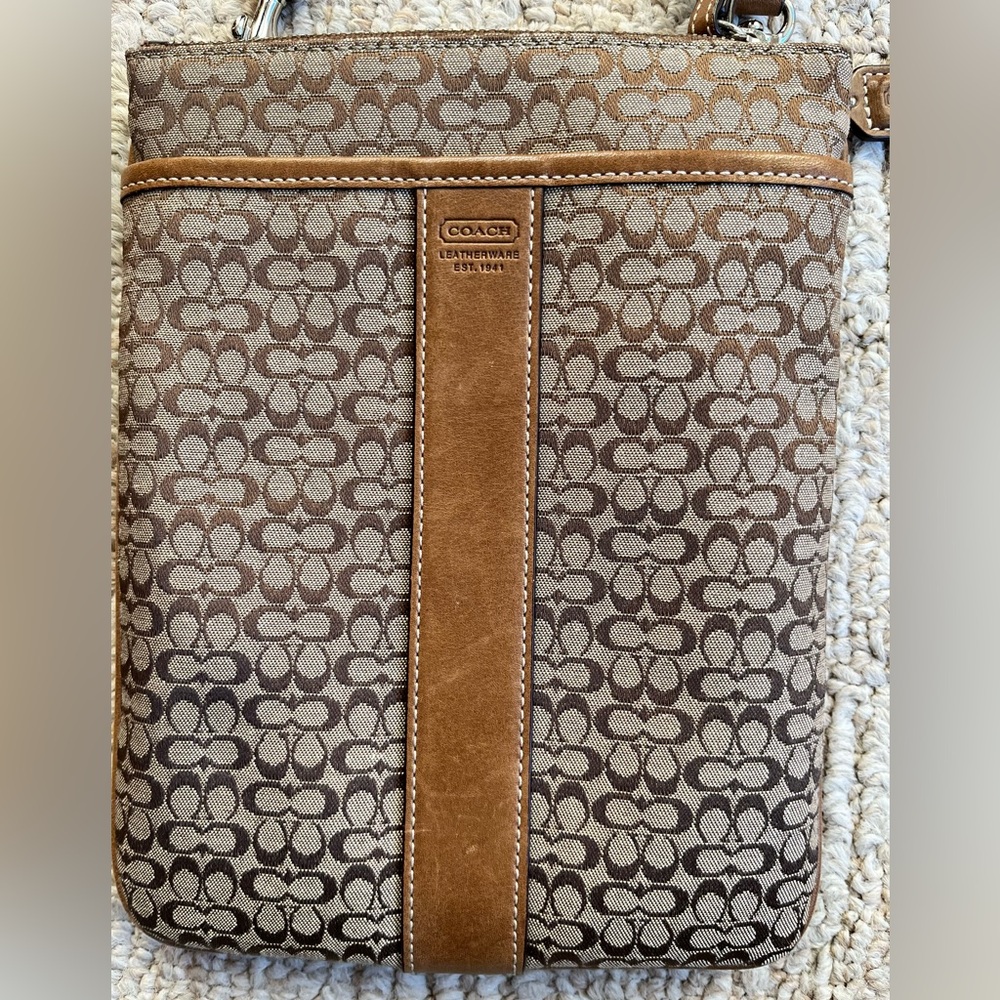 Coach crossbody logo bag. 8.5 x 6.5
Very good condition.